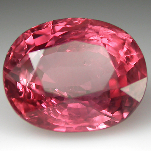 Rubis étoilé rouge de Birmanie, cabochon ovale