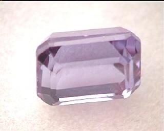 Alexandrite synthétique octogonale violet et vert bleuté