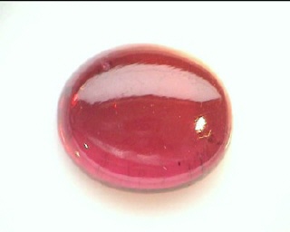 Rubellite rouge du Brésil en cabochon ovale