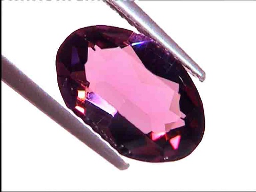 Amatista ovalada violeta oscuro de Brasil