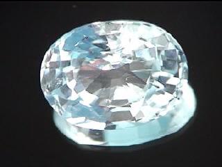 Aguamarina azul claro de Tanzania, forma ovalada