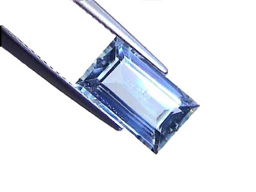 Acquamarina brasiliana color azzurro cielo, taglio baguette