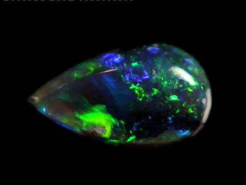 Ópalo negro de color verde de Lightning Ridge – forma de pera