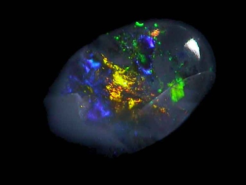 Grün-gelber ovaler Schwarzer Opal aus Lightning Ridge