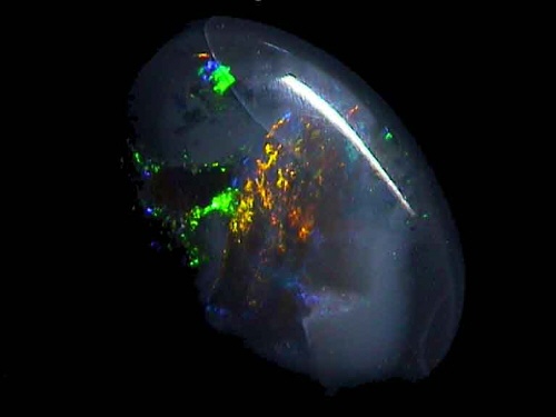 Grün-gelber ovaler Schwarzer Opal aus Lightning Ridge