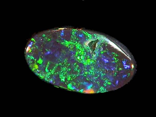 Ópalo negro verde de Lightning Ridge en forma ovalada