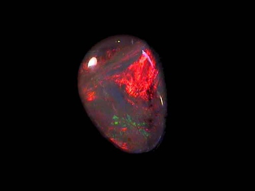 Ópalo negro de Lightning Ridge en rojo y verde – Forma libre