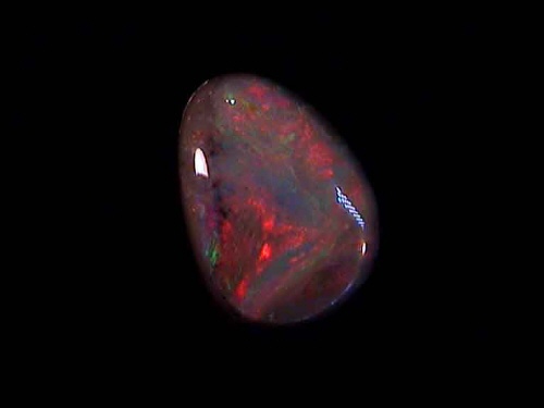 Schwarzer Opal aus Lightning Ridge in Rot und Grün – Freiform
