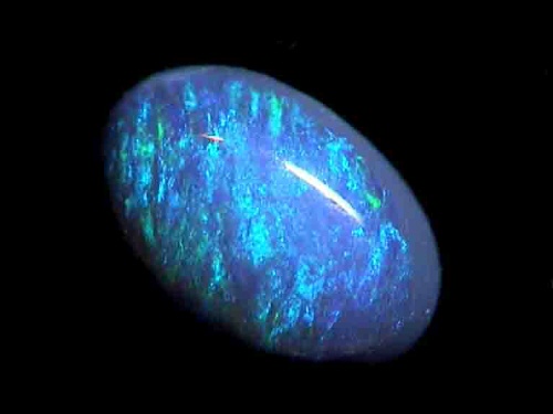Ópalo negro ovalado de Lightning Ridge, azul verdoso