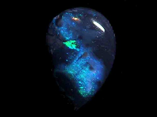 Ópalo negro de Lightning Ridge en forma libre verde-azul