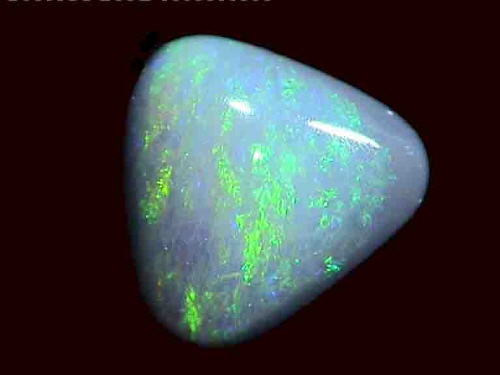 Ópalo negro de color verde, forma libre – Lightning Ridge