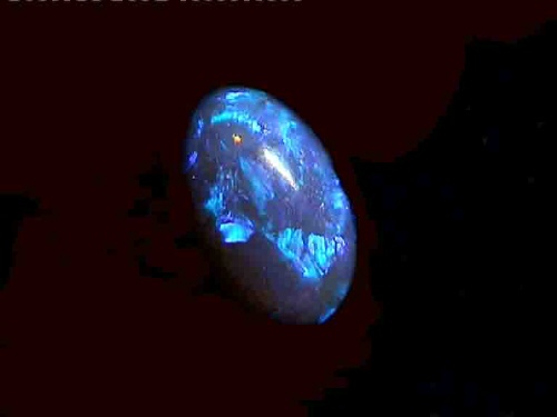 Ópalo negro azul de forma ovalada de Lightning Ridge