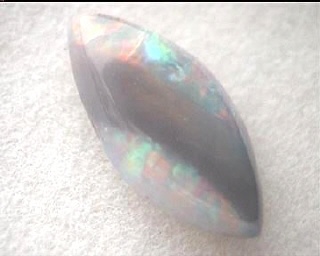 Opale grigio australiano rosso-verde-blu in cabochon navette