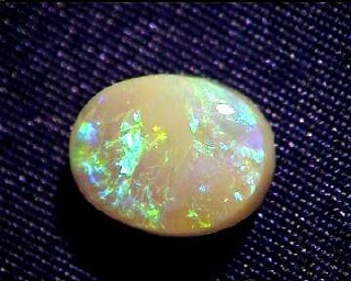 Ópalo gris ovalado naranja-verde de Lightning Ridge