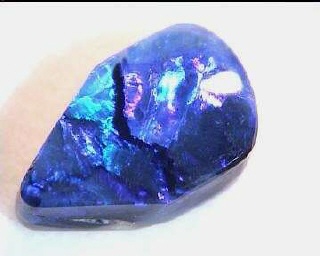 Opale noir bleu de Lightning Ridge en forme libre