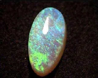 Ópalo cristal negro tipo gelatina verde azulado en forma libre de Lightning Ridge