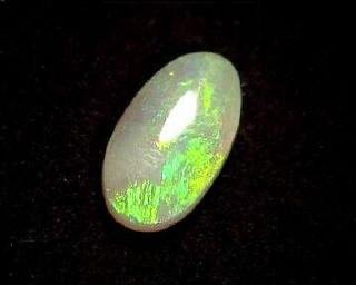 Ópalo cristal negro tipo gelatina verde y ovalado de Lightning Ridge