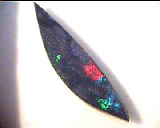 Ópalo matriz de Andamooka en talla libre, rojo, azul y verde