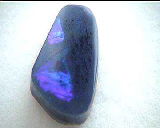 Opale nero blu in forma libera da Lightning Ridge