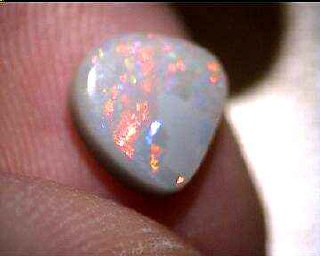 Mehrfarbiger grauer Opal aus Lightning Ridge in freier Form
