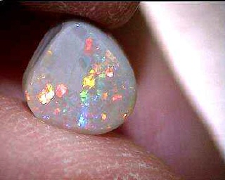 Ópalo gris multicolor de Lightning Ridge en forma libre