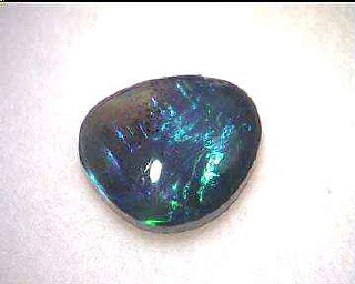 Ópalo negro azul verdoso de Lightning Ridge, forma libre