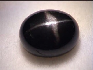 Saphir étoilé synthétique noir, cabochon ovale