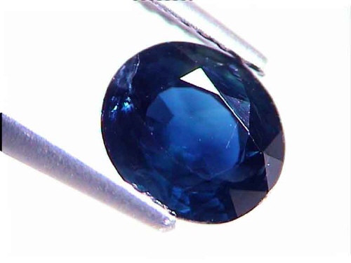 Ovaler blauer Saphir in Mitternachtsblau