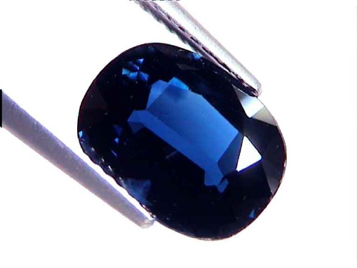 Ovaler Saphir in Mitternachtsblau aus Thailand
