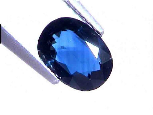 Ovaler Blauer Saphir in Mitternachtsblau aus Thailand