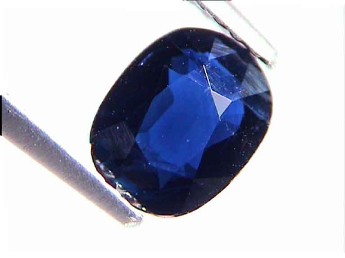 Ovaler mitternachtsblauer Saphir aus Thailand