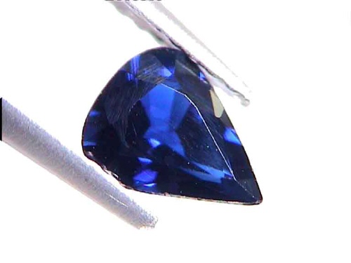 Blauer Saphir in Birnenform aus Thailand