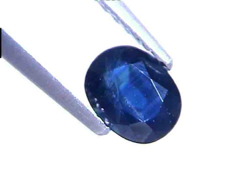 Ovaler mitternachtsblauer Saphir aus Thailand