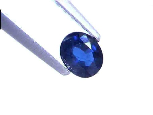 Mitternachtsblauer ovaler Saphir aus Thailand