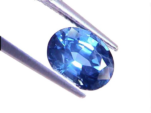 Hellblauer ovaler Saphir aus Thailand