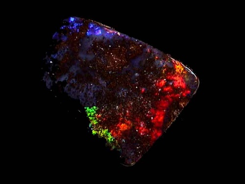 Ópalo Boulder de Queensland en rojo, verde y azul