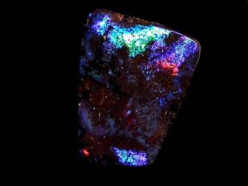 Ópalo Boulder de Queensland en rojo, verde y azul