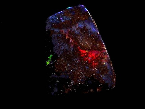 Ópalo Boulder de Queensland en rojo, verde y azul