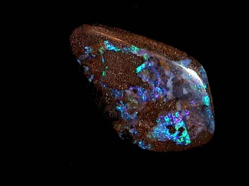 Grünblauer Boulder-Opal aus Queensland in Freiform