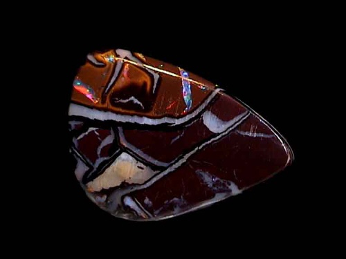 Mehrfarbiger Boulder-Opal mit roten Farbtönen aus Queensland