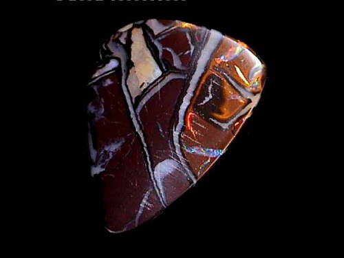 Mehrfarbiger Boulder-Opal mit roten Farbtönen aus Queensland