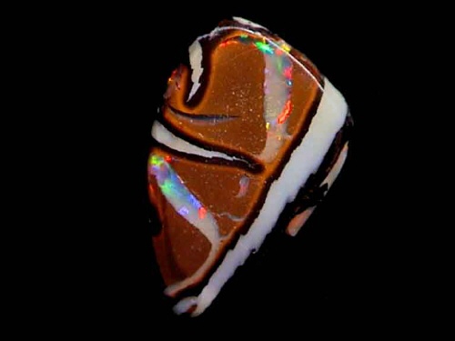 Roter, mehrfarbiger Boulder-Opal aus Queensland in Freiform