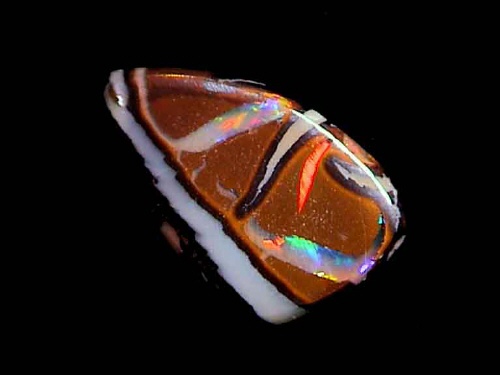Roter, mehrfarbiger Boulder-Opal aus Queensland in Freiform