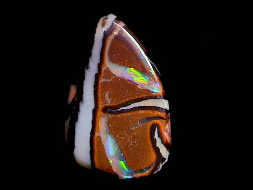 Roter, mehrfarbiger Boulder-Opal aus Queensland in Freiform