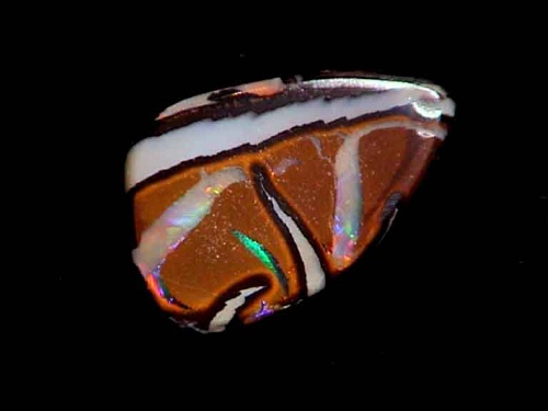 Roter, mehrfarbiger Boulder-Opal aus Queensland in Freiform