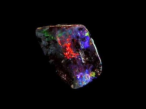 Boulder-Opal aus Queensland in Rot, Grün und Blau – Freiform