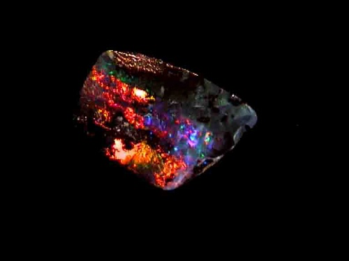 Boulder-Opal aus Queensland in Rot, Grün und Blau – Freiform
