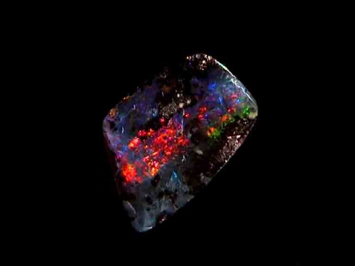 Boulder-Opal aus Queensland in Rot, Grün und Blau – Freiform