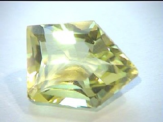 Brasilianischer Citrin in Limegelb mit Fantasieschliff