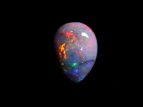 Ópalo seminegro de Lightning Ridge, talla pera, rojo a azul